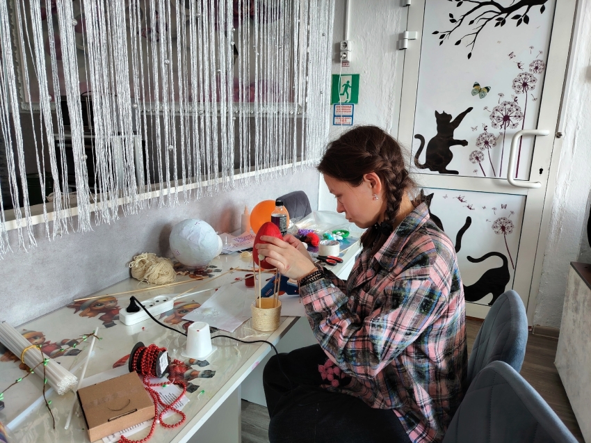 Воспитанники Сретенского социального центра сделали пасхальные яйца для районного конкурса